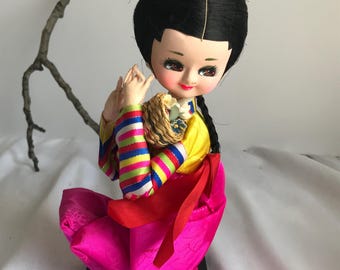 Lalka pamiątkowa MCM Korean Souvenir Institute, młoda dziewczyna z koszem kwiatów