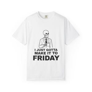 Jag måste bara klara det till fredag ​​skelett-t-shirt | Rolig skelett på jobbet-t-shirt
