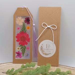 Marque-page réalisé à partir de fleurs séchées pressées présentés dans un élégant écrin en kraft.