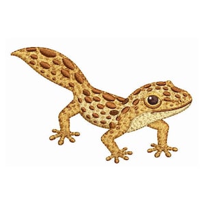 Könnte beinhalten: Ein gestickter Aufnäher eines Leopardgeckos mit beigefarbenem Körper, dunkelbraunen Flecken, einem dicken Schwanz und vier Beinen mit sichtbaren Zehen. Der Gecko hat einen cremefarbenen Bauch und ein großes, dunkelbraunes Auge in feiner Stickerei.