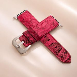 Handgjort Apple Watch-armband i rosa pytonfärgat läder, anpassningsbar längd och tjocklek (38-45 mm)