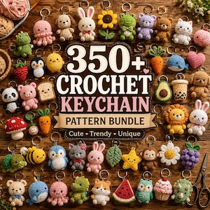 Pode incluir: Uma coleção de numerosos porta-chaves de croché pequenos e coloridos de crochê com vários animais, frutas, flores e alimentos dispostos em torno de uma placa central que diz 350+ CROCHET KEYCHAIN PATTERN BUNDLE Cute Trendy Unique.
