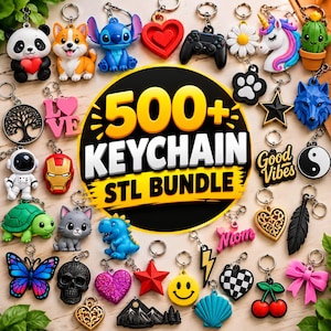 Pode incluir: Uma coleção de vários designs de chaveiros 3D, incluindo animais, símbolos e ícones da cultura pop, cercando um gráfico circular amarelo e preto com o texto 500+ KEYCHAIN STL BUNDLE. Os chaveiros apresentam formas diversas como corações, estrelas, uma caveira, uma borboleta e um controle de videogame.