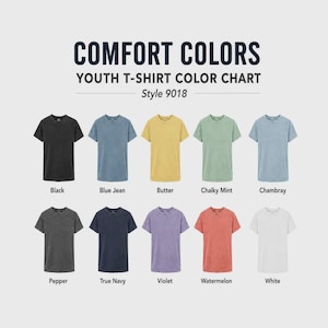 Op de afbeelding: Een Comfort Colors jeugd-t-shirt kleurenkaart, stijl 9018, met tien t-shirts met korte mouwen in verschillende kleuren: zwart, blue jean, butter, chalky mint, chambray, pepper, true navy, violet, watermelon en wit, gerangschikt in twee rijen.