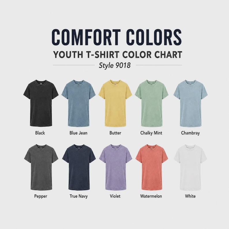 Op de afbeelding: Een Comfort Colors jeugd-t-shirt kleurenkaart, stijl 9018, met tien t-shirts met korte mouwen in verschillende kleuren: zwart, blue jean, butter, chalky mint, chambray, pepper, true navy, violet, watermelon en wit, gerangschikt in twee rijen.
