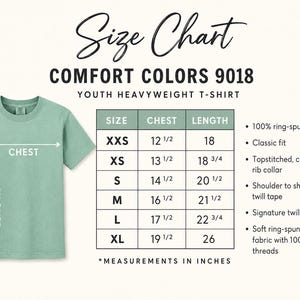Op de afbeelding: Een maattabel voor een Comfort Colors 9018 zwaar t-shirt voor jongeren in saliegroen. De tabel toont borst- en lengtematen in inches voor de maten XXS tot en met XL, naast productdetails waaronder 100% ringgesponnen katoenen stof.