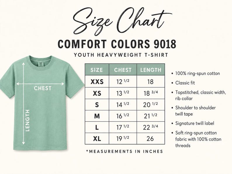 Op de afbeelding: Een maattabel voor een Comfort Colors 9018 zwaar t-shirt voor jongeren in saliegroen. De tabel toont borst- en lengtematen in inches voor de maten XXS tot en met XL, naast productdetails waaronder 100% ringgesponnen katoenen stof.