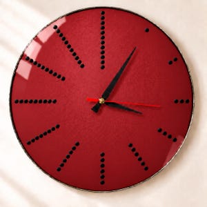 Rubinrote Glaswanduhr, moderne runde Uhr mit schwarzen Punktmarkierungen, Wanddekoration für Wohnzimmer und Büro