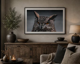 Stampa con ritratto di gufo: fotografia naturalistica suggestiva, occhi arancioni, decorazione murale rustica