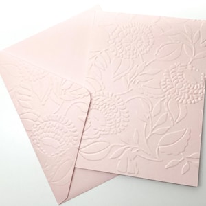 Koop 2 sets, krijg er 1 gratis, notitiekaarten met pastelroze bloemen in reliëf, set kaarten met reliëf, elegante kaarten, blanco wenskaarten, bloemen
