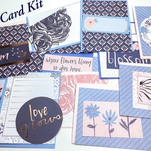 Acquista 2 kit di biglietti fai da te, ricevine 1 gratis, 12 biglietti fai da te Fiori blu e rosa - Kit di biglietti botanici - Crea i tuoi biglietti, facili da assemblare, Wcards