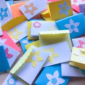 Koop 2 en ontvang 1 gratis set mini's, kleurrijke enveloppen, inzetstukken, mini-enveloppen, kleine bloemen, wit, bloemen, vrolijke liefdesbriefjes, vriendschap
