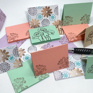 Koop 2 en ontvang 1 gratis set minikaarten, mix en match, set van 30 minikaarten, handgestempeld, pastelkleuren, bloemen,