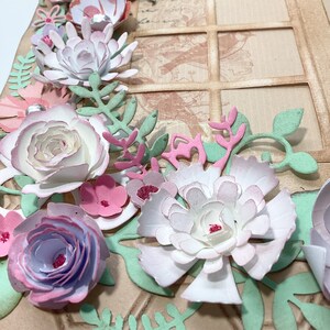 Opgerolde 3D-bloemen, latwerk van bloemen, opgerolde rozen, zachtroze bloemen, vogels, elegante blanco wenskaarten, papieren bloemstukken, ooak