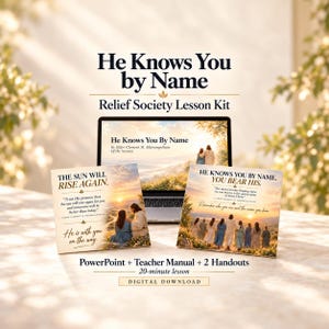 Könnte beinhalten: Ein digitales Relief Society Unterrichtsset mit dem Titel He Knows You by Name, bestehend aus einem Laptop mit Präsentation, zwei gedruckten Handouts mit religiösen Motiven und Text sowie Beschriftungen für PowerPoint und Handbuch.