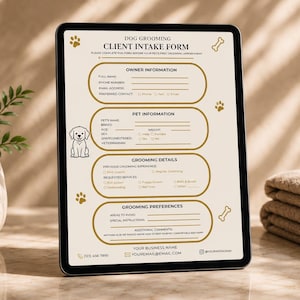 Può includere: Un tablet digitale che mostra un modulo di ammissione per toelettatura cani color beige con testo e bordi marrone scuro. Il modulo include sezioni per le informazioni del proprietario, i dettagli dell'animale, i servizi e le preferenze.