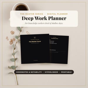 Könnte beinhalten: Ein schwarzer digitaler Planer mit dem Titel The Master Focus aus der Master Series. Das Cover und eine Innenseite sind mit goldenem Text dargestellt. Der Planer ist mit Goodnotes und Notability kompatibel, hyperverlinkt und druckbar. Der Text lautet Deep Work Planner for knowledge workers tired of shallow days.