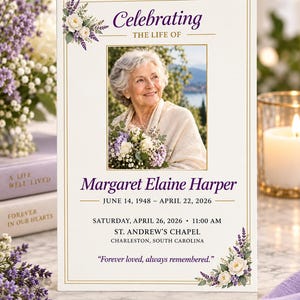 Könnte beinhalten: Eine Trauerprogrammkarte mit dem Porträt einer älteren Frau mit weißem Haar, verziert mit violetten und weißen Blumenillustrationen. Der Text lautet Celebrating the life of Margaret Elaine Harper, 14. Juni 1948 - 22. April 2026.