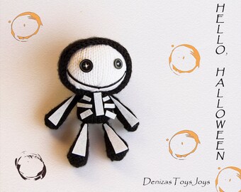 Tanoshi skeleton.  Knitting pattern (knitted in the round).  Halloween pattern. Halloween Doll. Halloween Decoration