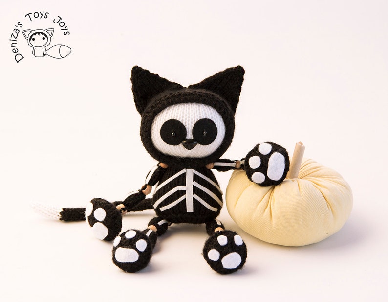 Skeleton Black Cat.  Halloween Knitting pattern knitted in afbeelding 3