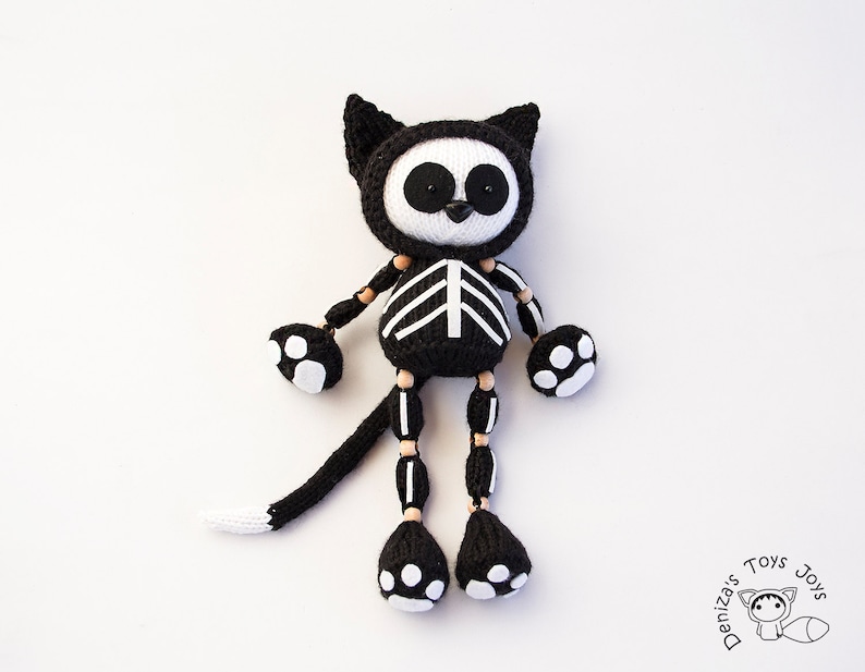 Skeleton Black Cat.  Halloween Knitting pattern knitted in afbeelding 1