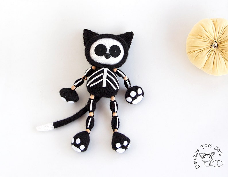 Skeleton Black Cat.  Halloween Knitting pattern knitted in afbeelding 4