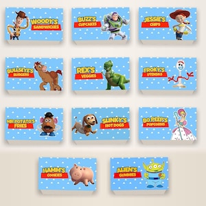 Op de afbeelding: Een set van elf rechthoekige voedseletiketten met Toy Story-personages op een lichtblauwe achtergrond met witte driehoeken. Elk etiket toont een personage en tekst, waaronder Woody's Sandwiches, Buzz's Cupcakes, Jessie's Chips, Bullseye's Burgers, Rex's Veggies, Forky's Utensils, Mr. Potato's Fries, Slinky's Hot Dogs, Bo Peep's Popcorns, Hamm's Cookies en Alien's Gummies.