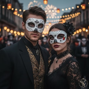 Könnte beinhalten: Zwei Personen tragen weiße Masken im Tag-der-Toten-Stil mit komplexen schwarzen Mustern. Eine Person trägt ein schwarzes Sakko über einer gold-schwarz gemusterten Weste. Die andere Person trägt ein schwarzes Spitzenoberteil mit Halsband und einer schwarzen Blume.