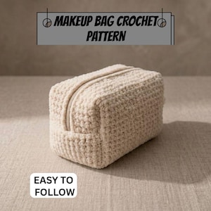 Könnte beinhalten: Eine rechteckige, cremefarbene Häkel-Kosmetiktasche mit Reißverschluss. Der Text oben lautet MAKEUP BAG CROCHET PATTERN und der Text unten links lautet EASY TO FOLLOW. Die Tasche hat eine strukturierte Oberfläche aus gewebtem Garn.