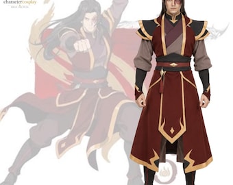 Könnte beinhalten: Ein kastanienbraunes und schwarzes Cosplay-Kostüm bestehend aus einer langen Tunika mit Goldbesatz, einem Stehkragen und geschichteten Stoffbahnen. Das Outfit umfasst dunkle Ärmel, einen breiten Gürtel mit einem zentralen Schmuckelement sowie eine passende Hose.