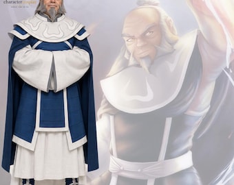 Könnte beinhalten: Ein Cosplay-Kostüm bestehend aus einer dunkelblauen Tunika mit weißem Kragen und Besatz, einem langen weißen Rock und passenden blauen Stiefeln. Das Outfit enthält ein umhangartiges Schulterteil mit weißen Details. Der Text charactercosplay ist sichtbar.