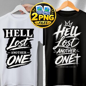 Peut inclure: Un t-shirt blanc et un t-shirt noir, chacun arborant un motif graphique avec le texte HELL LOST ANOTHER ONE. Le t-shirt blanc présente une mise en page en blocs, tandis que le noir affiche une typographie brossée, une couronne et une croix.