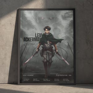 Könnte beinhalten: Ein gerahmtes Poster mit Levi Ackerman aus Attack on Titan, der einen grünen Umhang und eine Uniform mit zwei Klingen trägt. Der Hintergrund zeigt einen dunklen, bewölkten Himmel mit einer Titanen-Silhouette. Text umfasst Levi Ackerman und Scout Regiment.