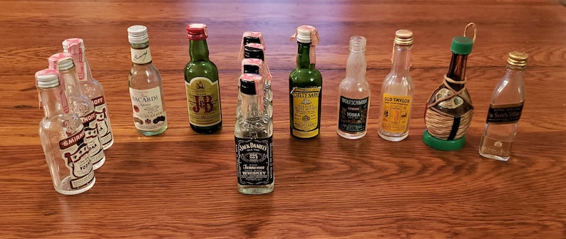 Vintage Miniature Liquor Bottles-Airline Liquor Bottles-Bacardi-Cutty Sark-Jim Beam-Smirnoff-Jack Daniels-Johnny Walker-Old Taylor-Braniff bild 1