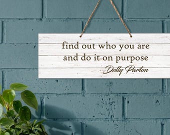 Citation de Dolly Parton Découvrez qui vous êtes et faites-le sur cette plaque murale à suspendre avec crochet de suspension en toile de jute