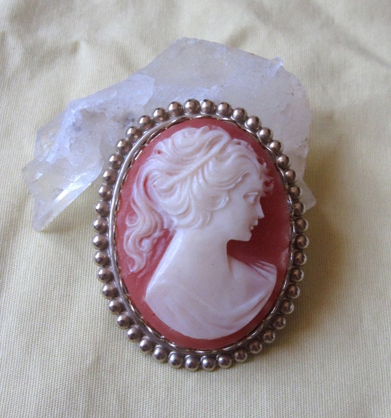 Vintage 1970's Oval Cameo Pin with Beaded Edge Det
