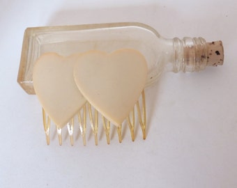 Vintage 1960's Ivory Lucite Double Heart Flourish Hair Comb (Single)