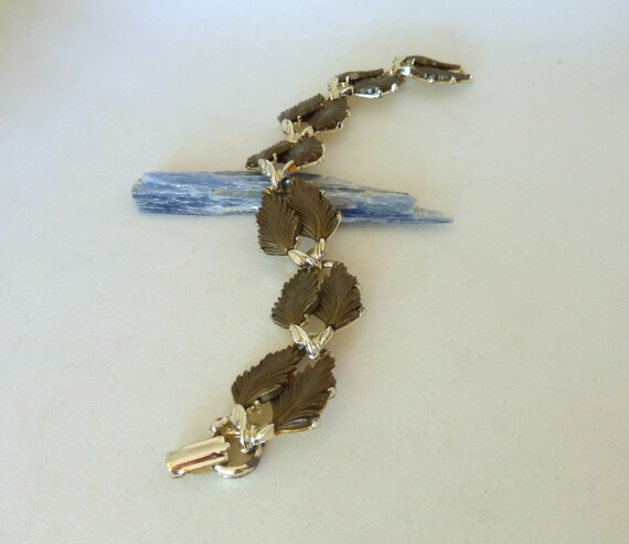 Vintage 1940's Lucite Brown Leaves and Gold Chunk… - image 3