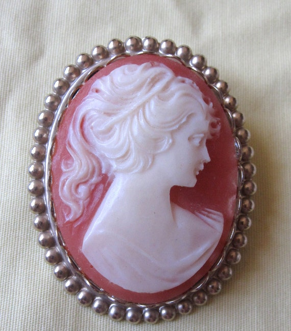 Vintage 1970's Oval Cameo Pin with Beaded Edge De… - image 3