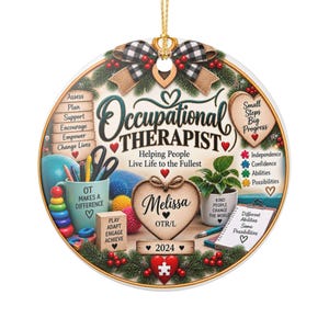 Könnte beinhalten: Ein rundes Keramikornament mit einer karierten Schleife und Tannenzweigen. Es zeigt den Text Occupational Therapist, Helping People Live Life to the Fullest, Melissa OTR/L, 2024 sowie verschiedene Grafiken zum Thema Therapie wie einen Becher und Stifte.