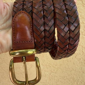 Coach bruine leren gevlochten riem, massief messing gesp, uniseks stijl (30"/75 cm)