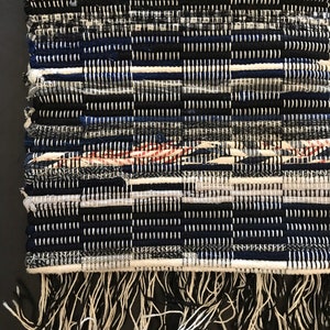 Tappeto Amish fatto a mano con frange: blu, nero, beige (44" x 24")