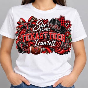 Könnte beinhalten: Ein weißes T-Shirt mit einem Grafikdesign und dem Text "She's from TEXAS TECH I can tell". Das Design zeigt einen schwarzen Cowboyhut, rote Cowboystiefel, einen Football, einen Footballhelm, eine Schleife und ein Texas-förmiges Symbol.