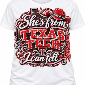 Hon är från Texas png, Texas Tech-inspirerad PNG, röd svart Western Cowgirl PNG, Texas fotbollsmatchdagsdesign, Texas sublimering PNG