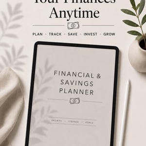 Op de afbeelding: Een digitale tablet met een financiële en spaarplanner met de tekst Take Control of Your Finances Anytime, Plan, Track, Save, Invest, Grow en Growth, Finance, Goals. Het scherm toont een minimalistische lay-out met geldpictogrammen.