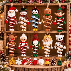 Könnte beinhalten: Eine Sammlung von zehn gehäkelten Weihnachtsanhängern mit Figuren wie dem Weihnachtsmann, einem Schneemann, Pinguin, Lebkuchenmann, Elf, Rentier, Frau Weihnachtsmann, Wichtel, Engel und einem Eisbären mit spiralförmigen Körpern.