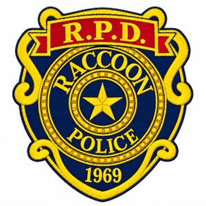 Puede incluir: Un parche bordado con forma de escudo, fondo azul oscuro y borde amarillo. Muestra el texto R.P.D. en la parte superior, RACCOON POLICE en un círculo central, una estrella amarilla en el medio y el número 1969 en la parte inferior del emblema.