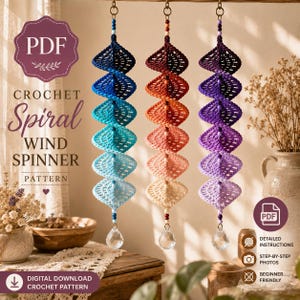 Peut inclure: Trois éoliennes en spirale au crochet suspendues verticalement. Celle de gauche passe du bleu foncé au bleu clair, celle du centre du rouge foncé au crème, et celle de droite du violet foncé au lavande clair. Chaque pièce a un cristal.
