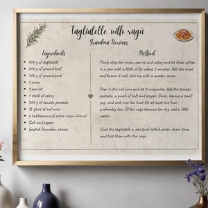 Può includere: Una stampa incorniciata con la ricetta delle tagliatelle al ragù di Grandma Nerina's. Il testo include un elenco di ingredienti con misure in grammi e una sezione di metodo, decorata con un'illustrazione di un rametto di rosmarino e un piatto.