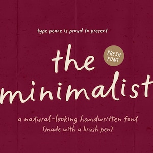 Könnte beinhalten: Eine digitale Grafik mit dem Text "type peace is proud to present the minimalist" in einer cremefarbenen Handschrift vor einem dunkelburgunderfarbenen, texturierten Hintergrund sowie einem kleinen beigen Kreis mit dem Text "FRESH FONT".